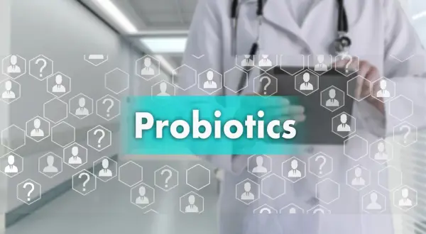 Lekarz w białym kitlu trzyma tablet z napisem "Probiotics". Rozwiązanie na nieśmiałe gazy i problemy z trawieniem.