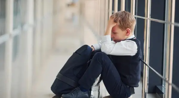 Fobia szkolna objawy: Czy poranny ból brzucha to sygnał lęku?