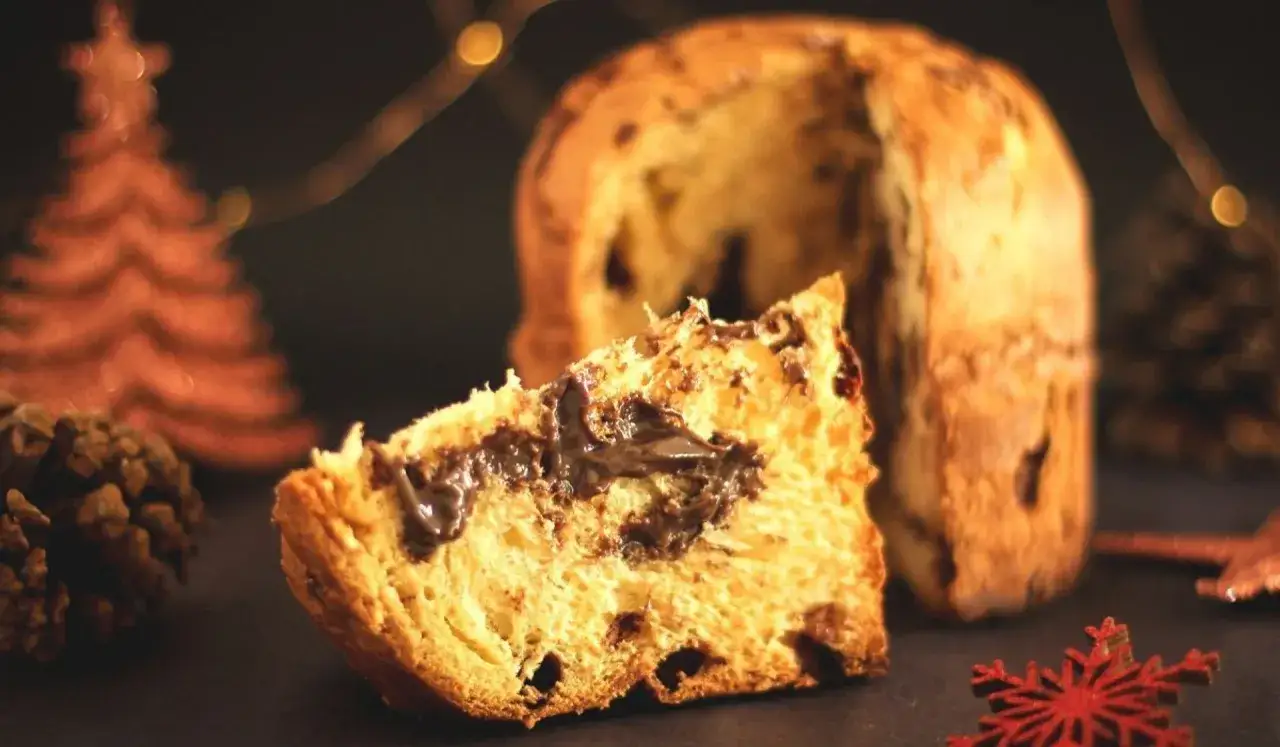 Pyszna babka jajowata z czekoladą, idealna na święta. W tle choinka i światełka.