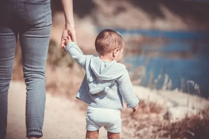 niemowlę przytulone do mamy lęk separacyjny